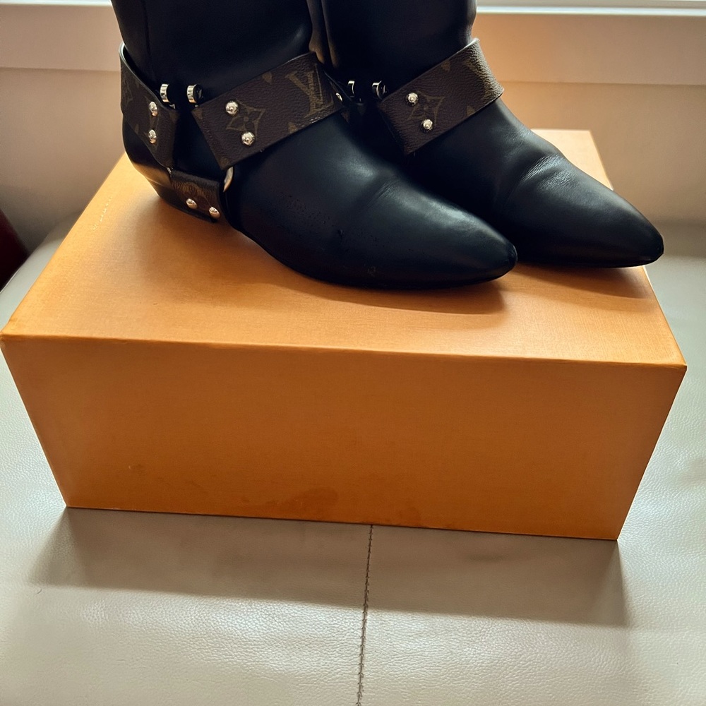 Comfy Louis Vuitton Booties. Excellent condition